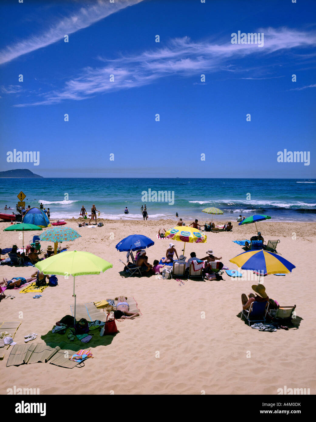 Voir à Terrigal beach nord en haut avec moins de soleil Brollys 1 heure au nord de Sydney, Australie Banque D'Images