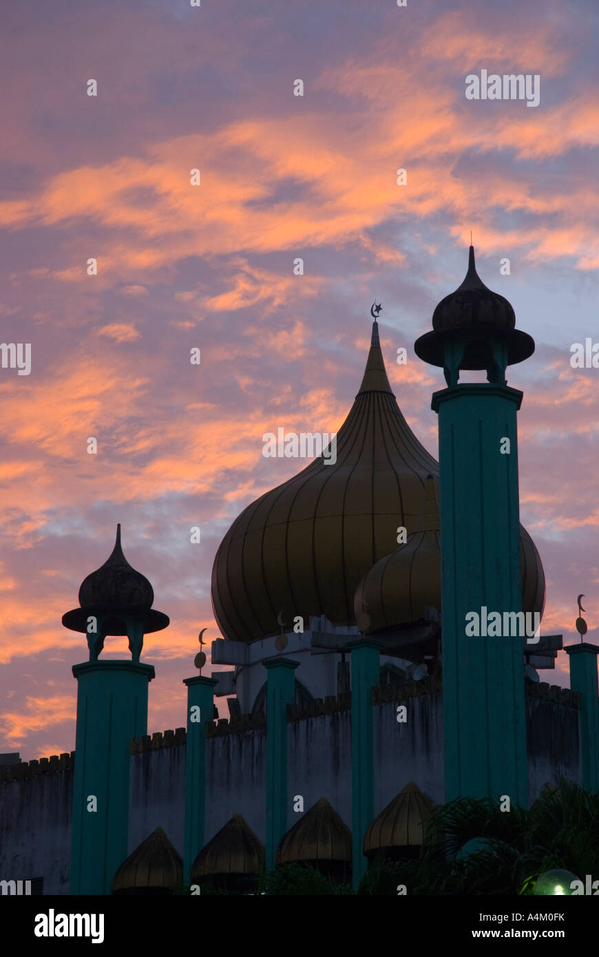 Les dômes et les minarets de la mosquée Kuching au coucher du soleil Banque D'Images