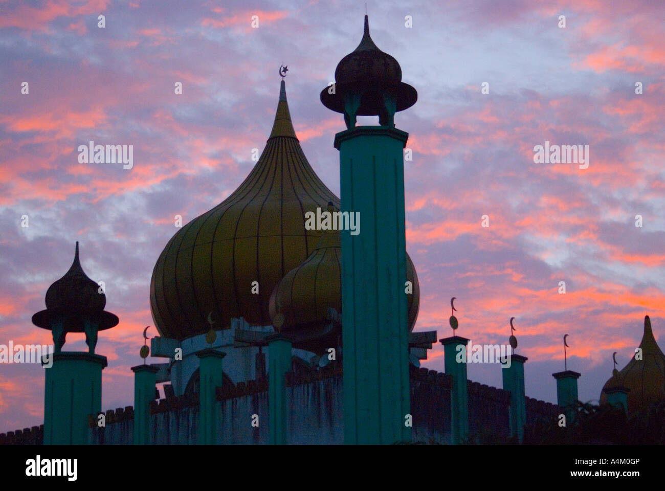 Les dômes et les minarets de la mosquée Kuching au coucher du soleil Banque D'Images