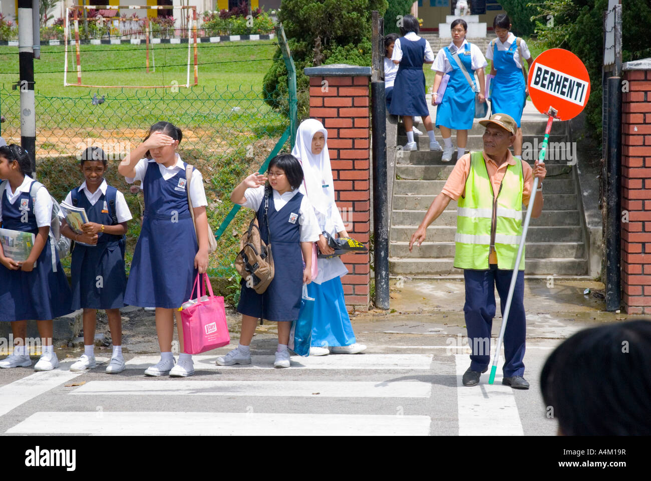 Garde d'une école malaisienne devant un lycée de filles chrétiennes à Johor Bahru, Malaisie Banque D'Images