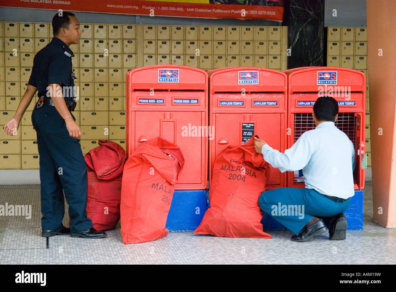 Facteur de vider les boîtes aux lettres à la poste centrale de Johor Bahru Malaisie Banque D'Images