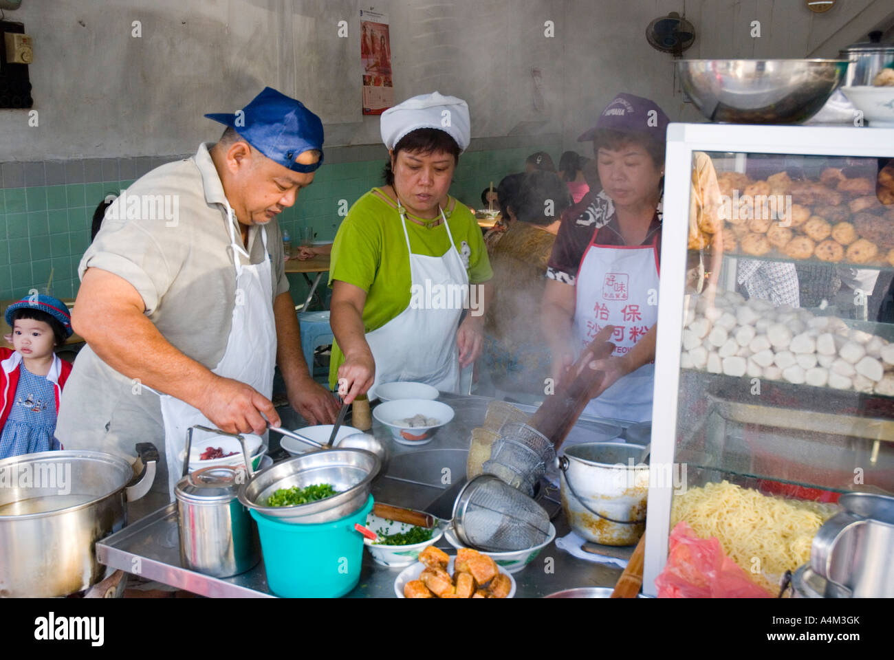 Un chef de la préparation et les nouilles laksa dans un restaurant à Ipoh Malaisie Banque D'Images