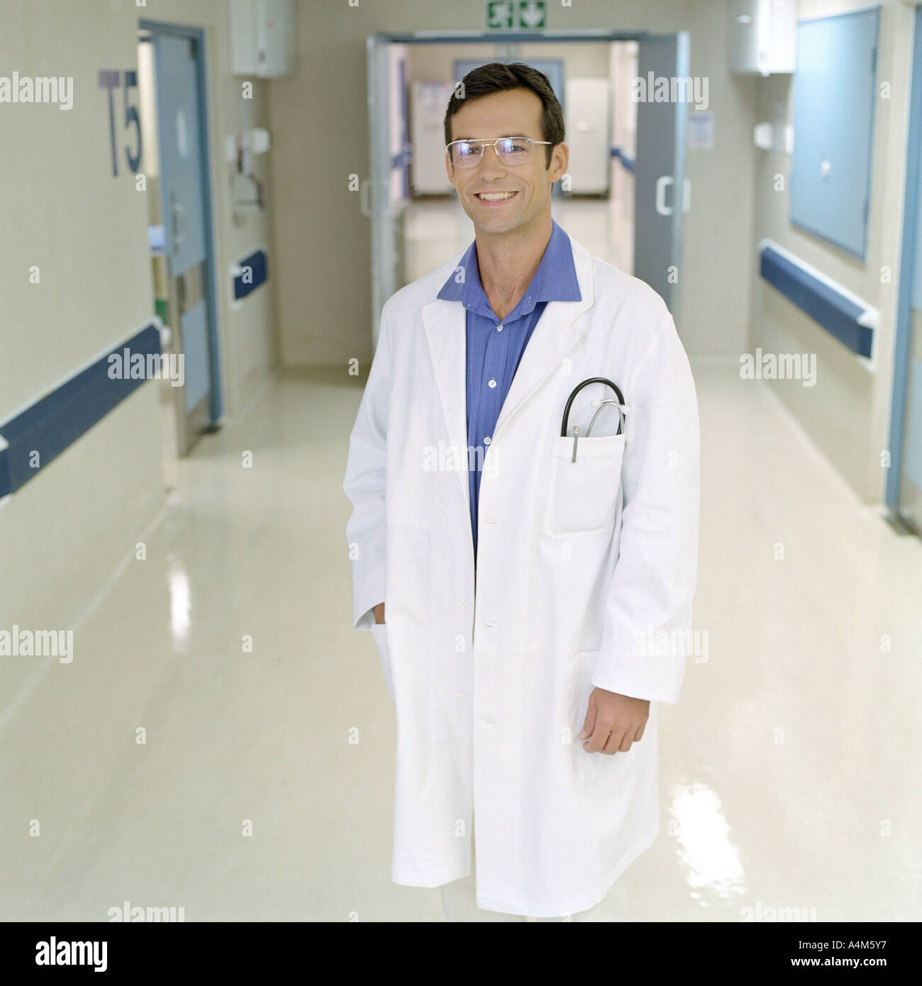 Doctor standing in hospital corridor Banque D'Images