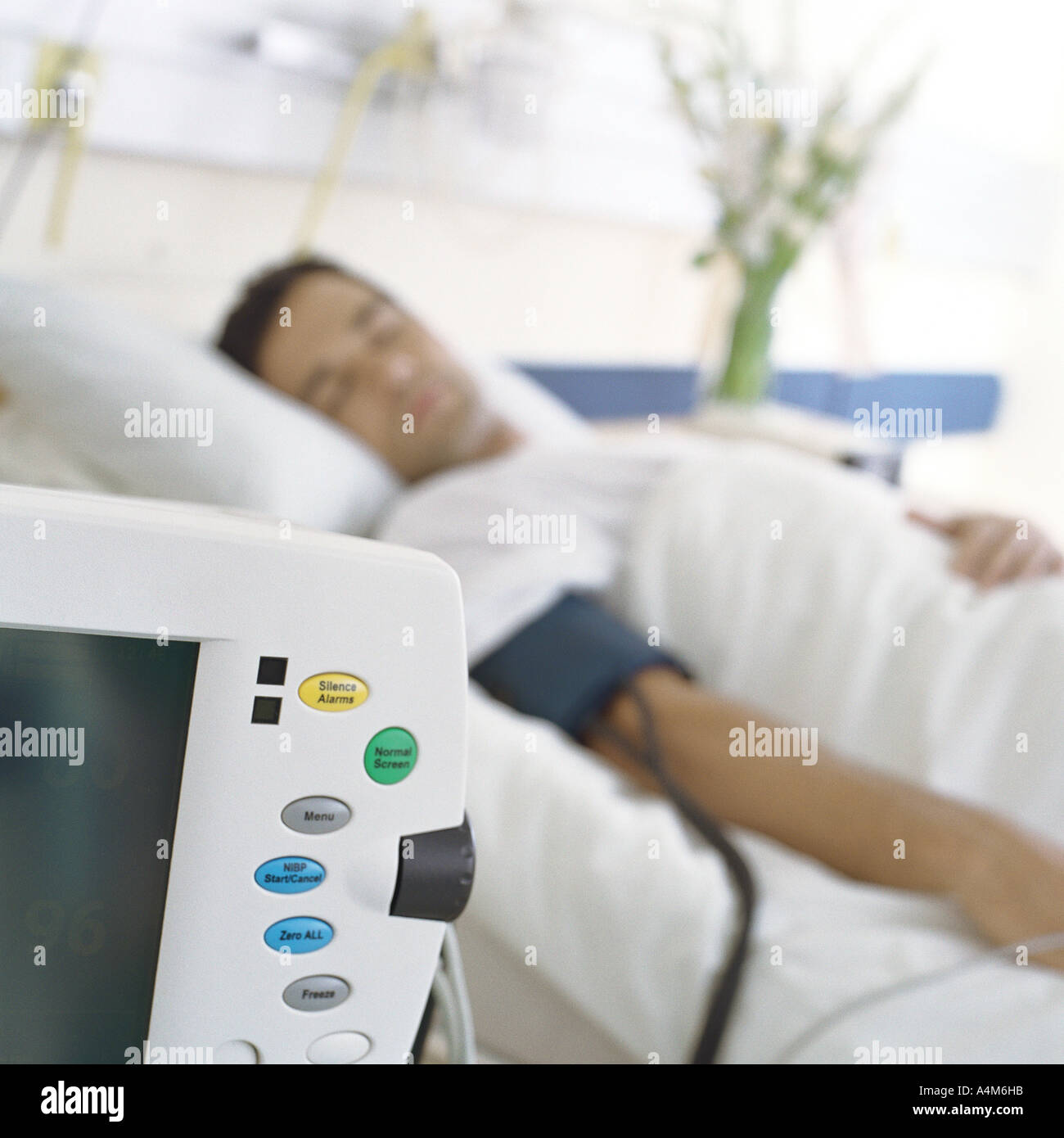 Patient in hospital bed and monitor Banque D'Images