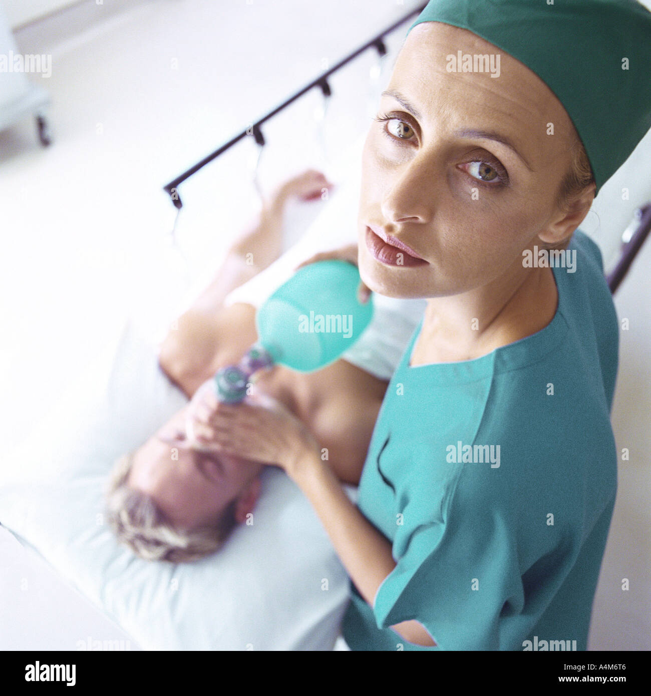 Female doctor holding masque à oxygène sur le visage du patient, high angle view Banque D'Images