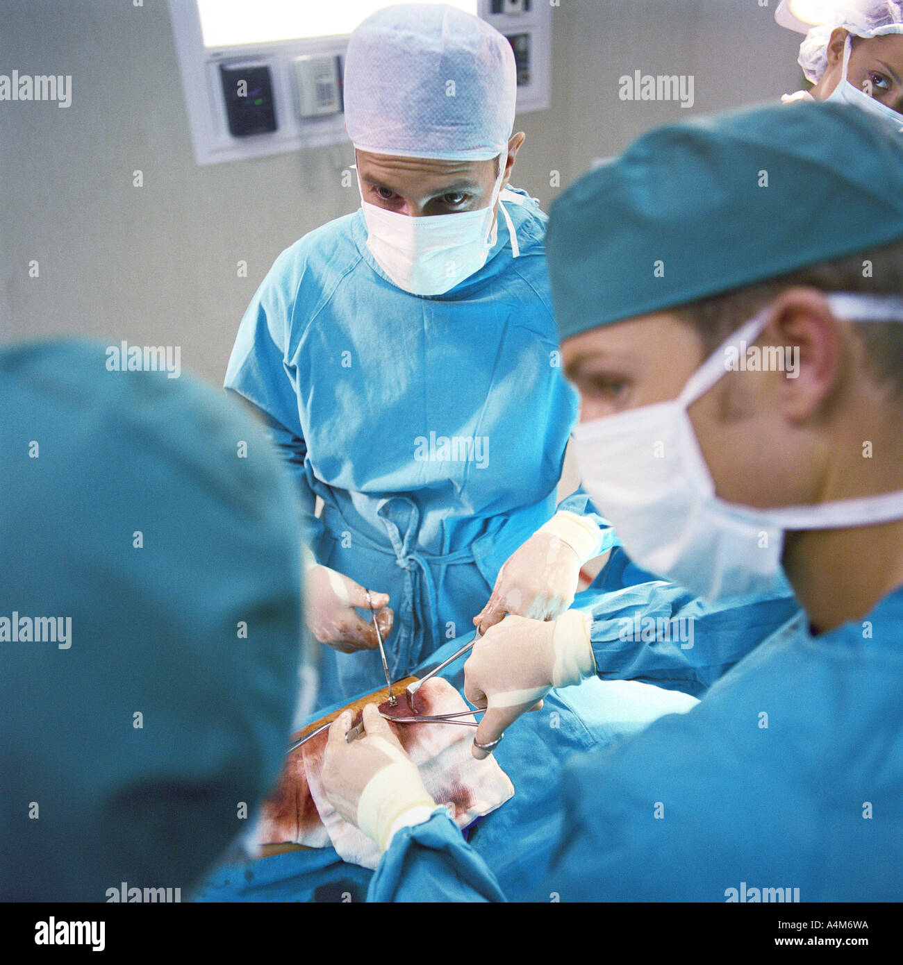 Les médecins performing operation Banque D'Images