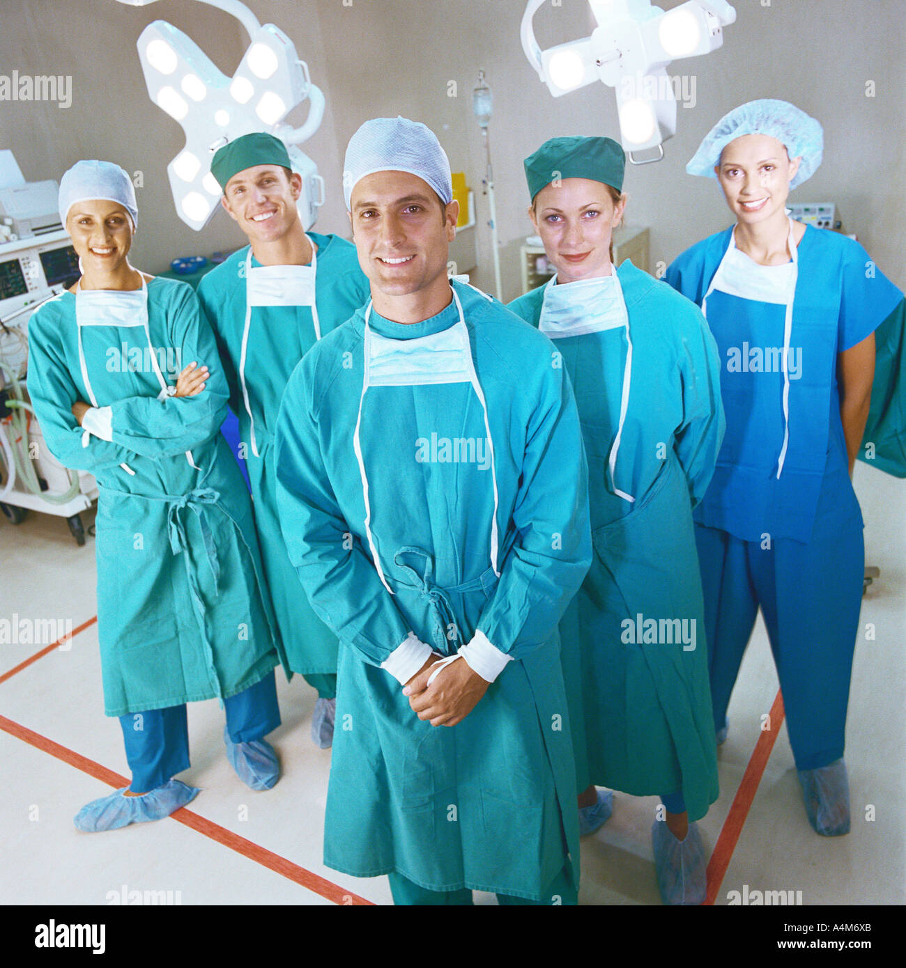 L'équipe chirurgicale smiling, portrait Banque D'Images