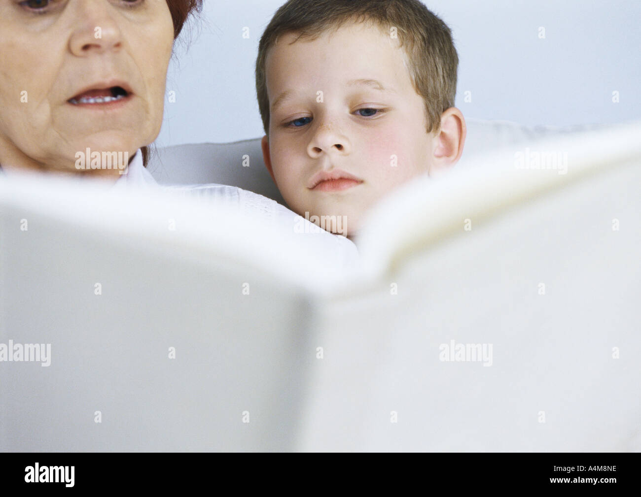 Livre de lecture grand-mère de garçon Banque D'Images