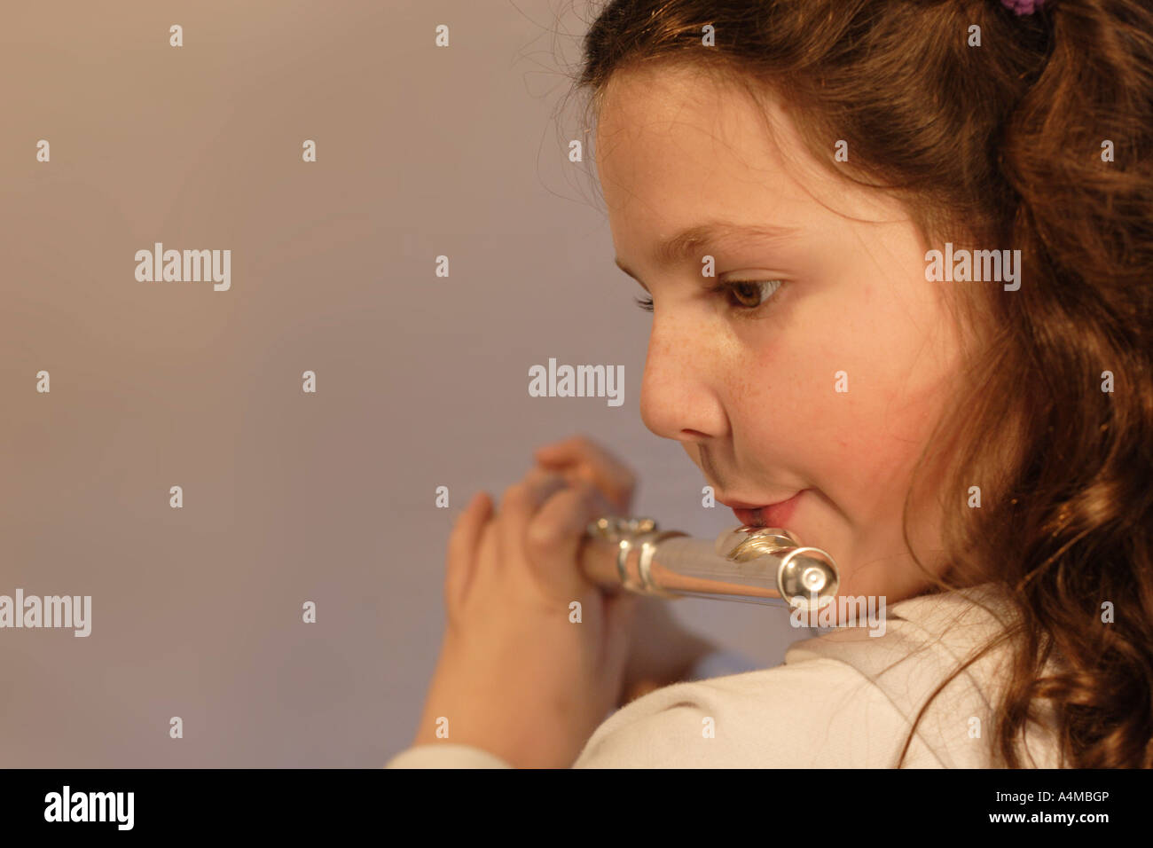 Gros plan d'une jeune fille jouant de la flûte Banque D'Images