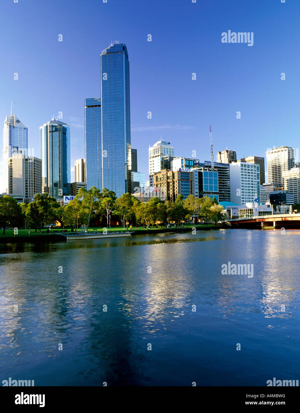 Le CBD de Melbourne vu de l'autre côté de la rivière Yarra, dans l'État australien de Victoria. Tourné en 6X7 de film. Banque D'Images