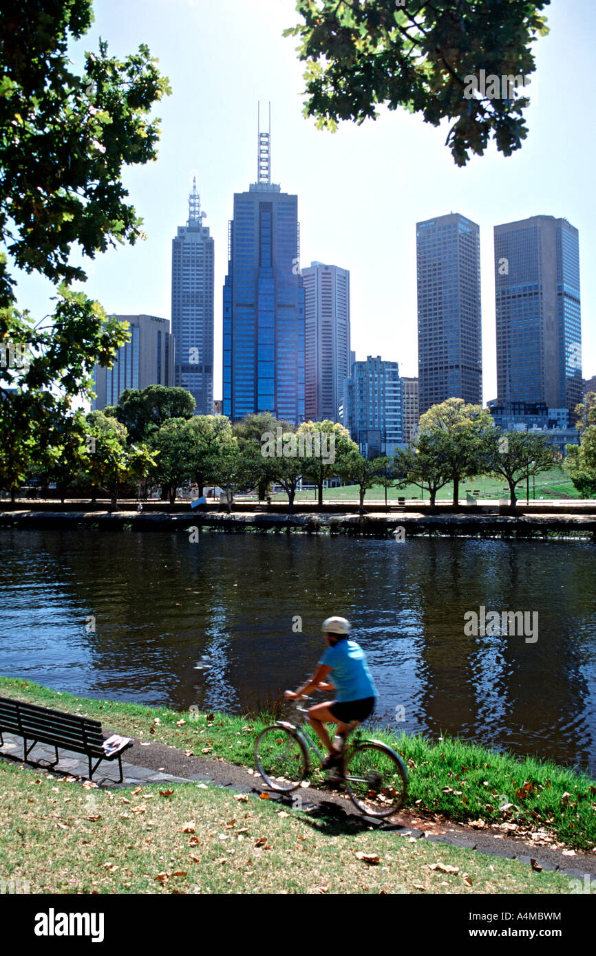 Le CBD de Melbourne vu de l'autre côté de la rivière Yarra, dans l'État australien de Victoria. Banque D'Images
