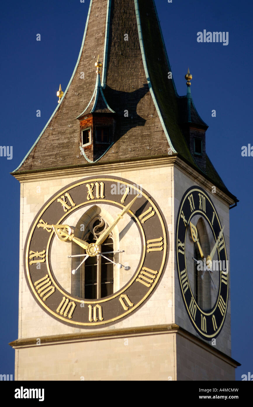 La tour de l'horloge et clocher de l'église St Pierre à Zürich en Suisse.  C'est la plus grande horloge d'Europe (8,7M Photo Stock - Alamy