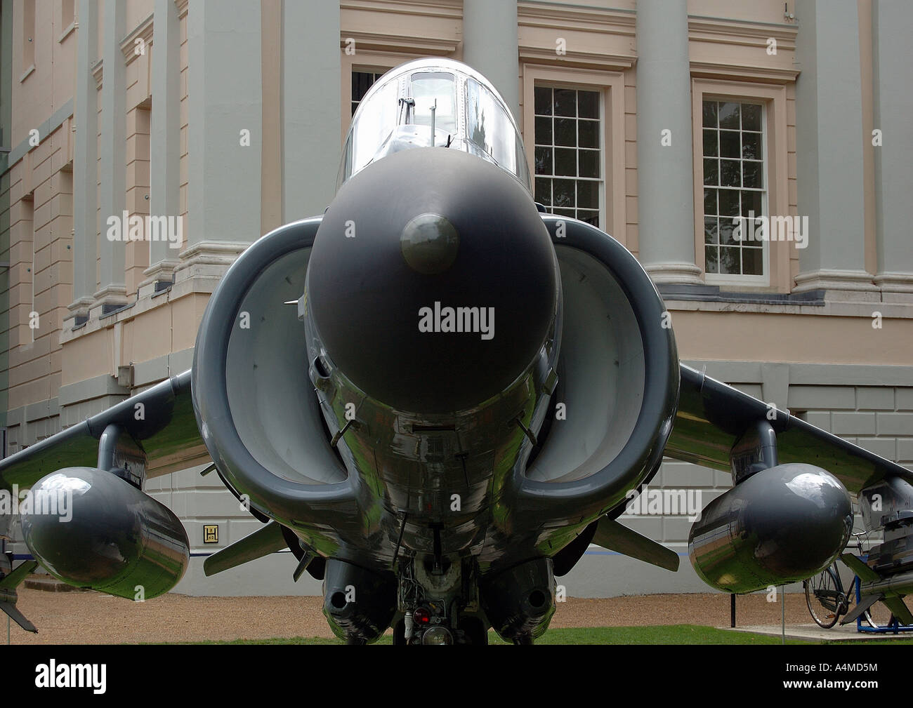 Jet Harrier à l'entrée du musée de la guerre, Londres, UK Banque D'Images