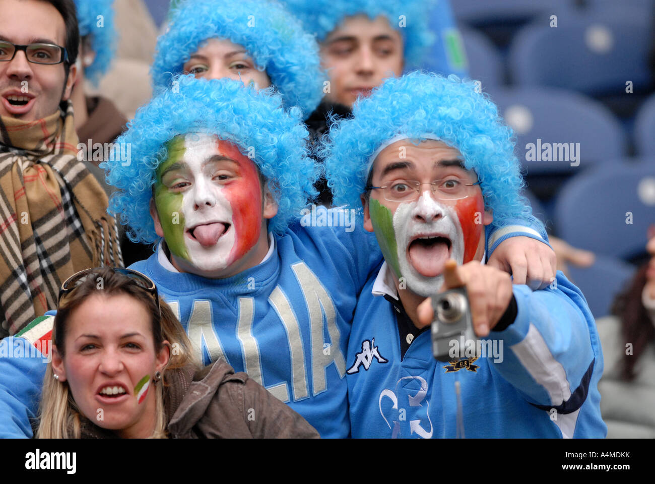 Fans de rugby italien avant un match des 6 Nations contre l'Écosse à Murrayfield Édimbourg Banque D'Images