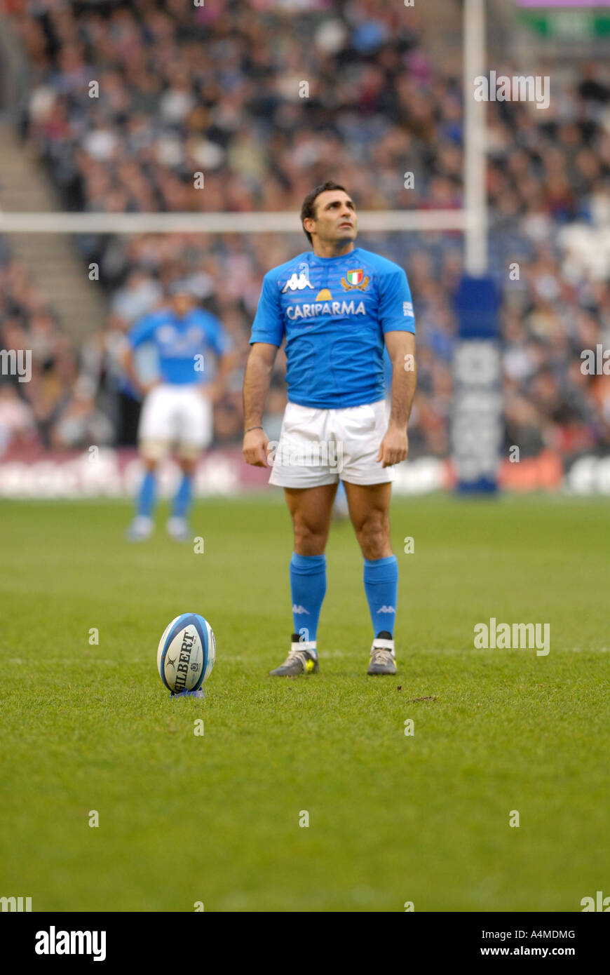 L'Italie Andrea Scanavacca s'apprête à prendre un coup de pied de pénalité lors d'un match des 6 Nations contre l'Écosse à Murrayfield Banque D'Images