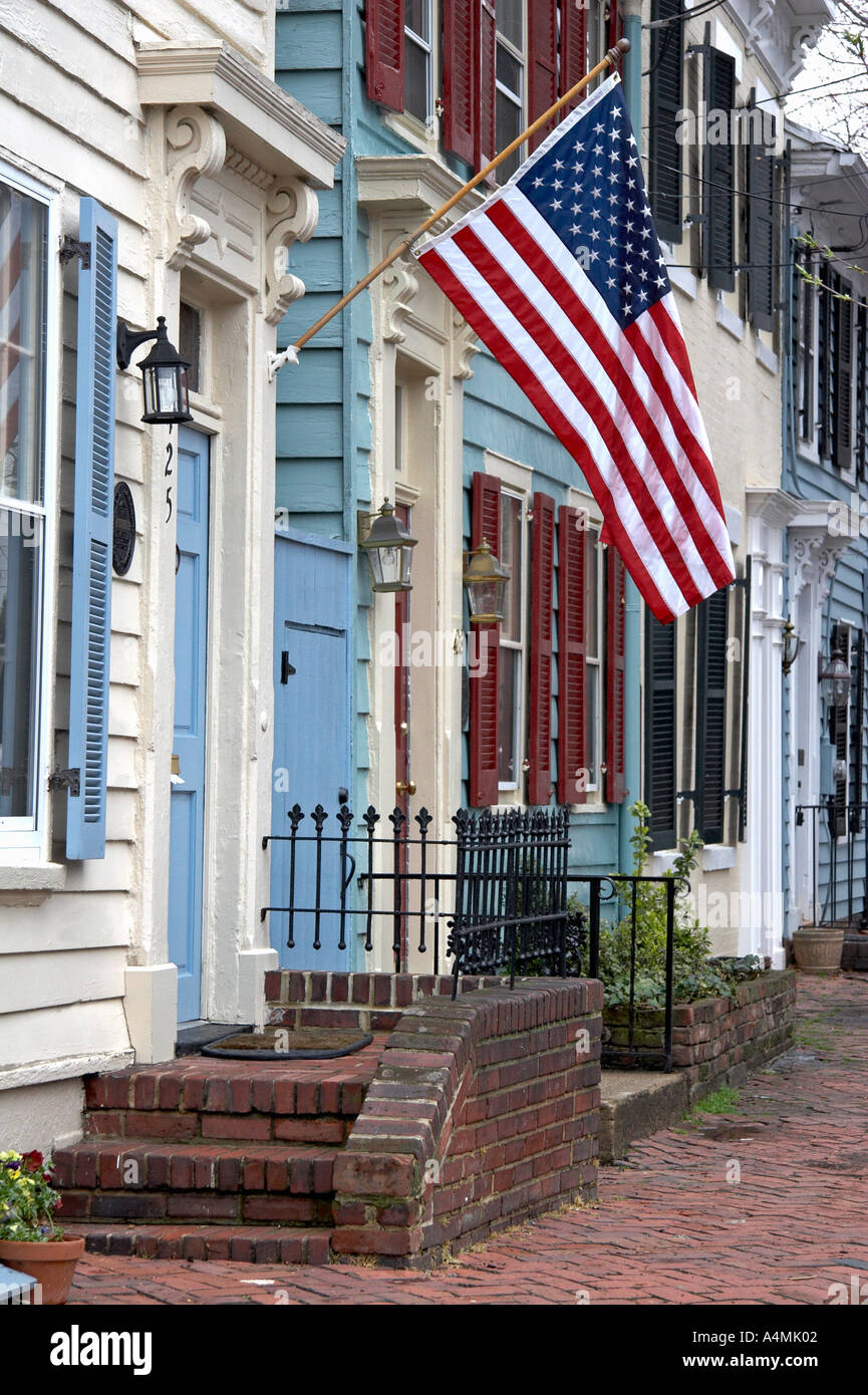 USA drapeau flotte à partir de la porte de maison historique dans la vieille ville d'Alexandria en Virginie Banque D'Images