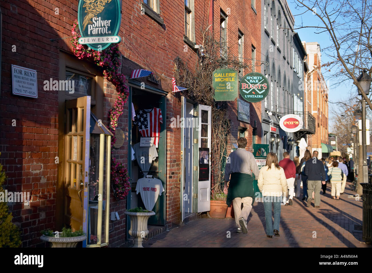 Les gens foule brick trottoir en face de magasins et restaurants sur King Street dans la vieille ville d'Alexandria Virginia USA Banque D'Images