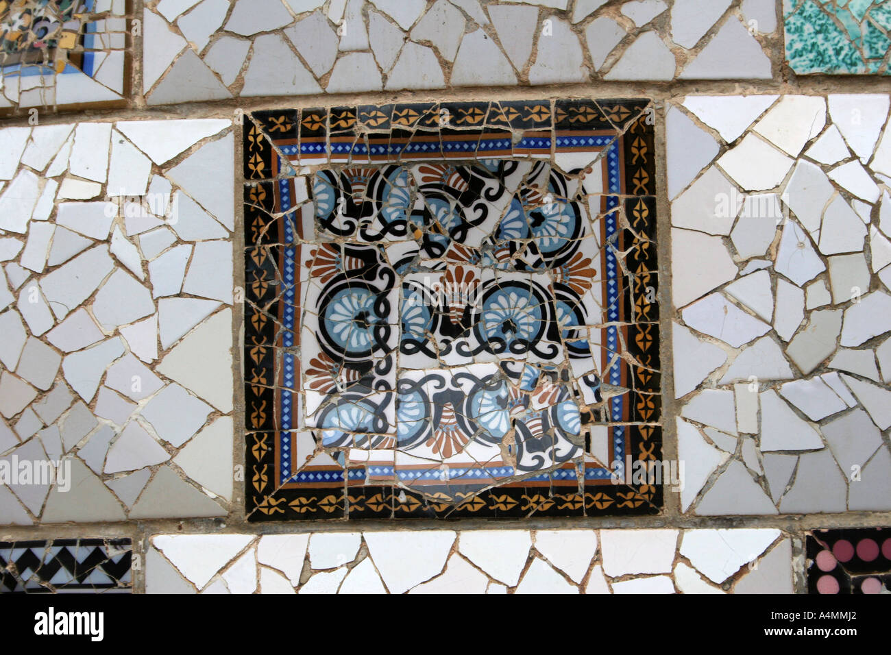 Sol carrelé de mosaïque d'un mur conçu Gaudi à Barcelone, Espagne Banque D'Images