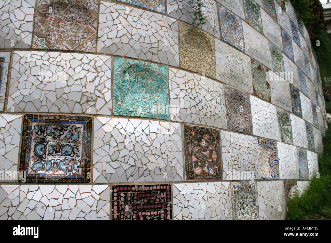 Près d'une partie d'un mur en mosaïque de Gaudi dans son parc à Barcelone, Espagne Banque D'Images