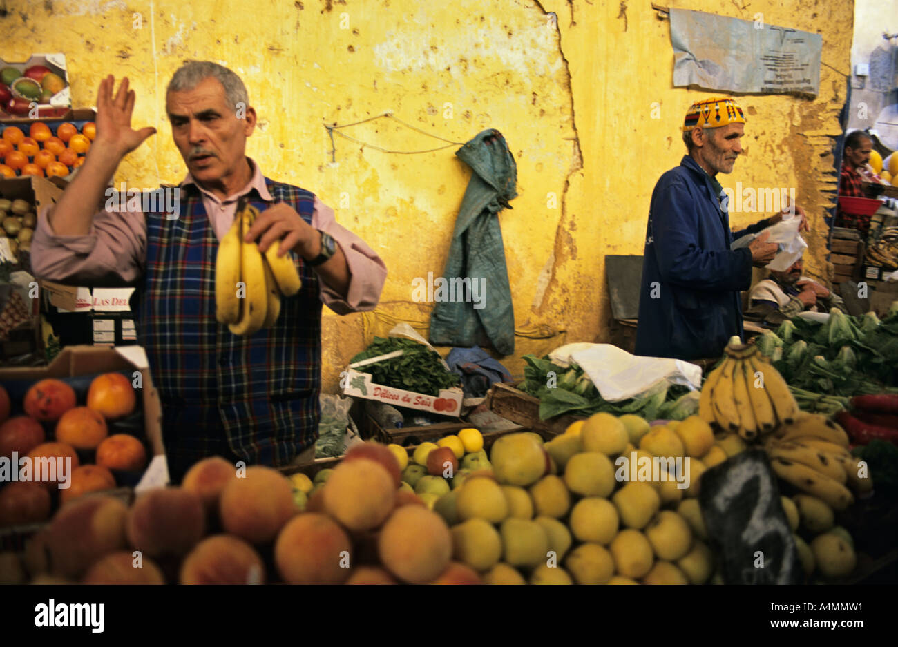Fes el Bali, au Maroc. Étal de fruits au souk, Médina Banque D'Images