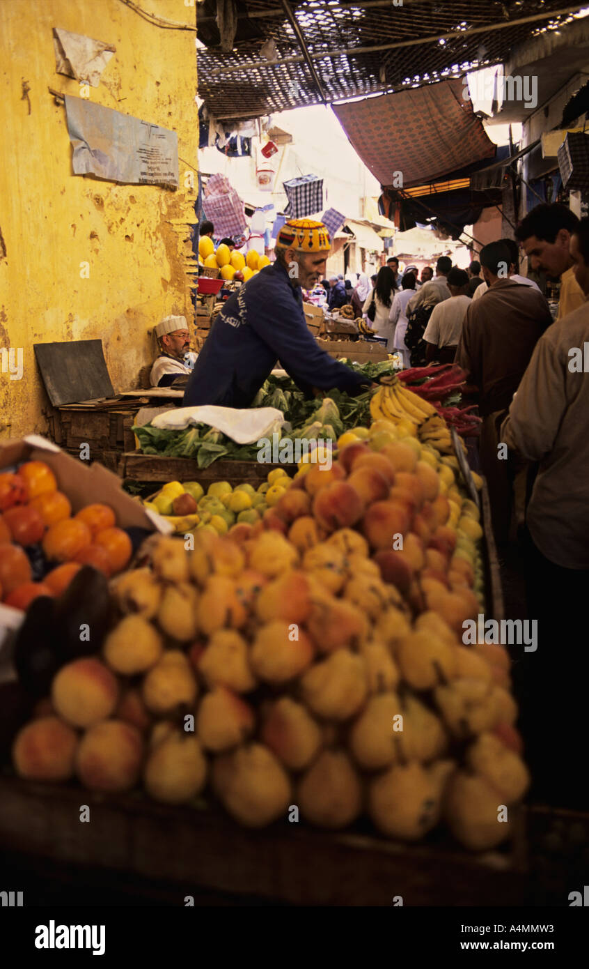 Fes el Bali, au Maroc. Étal de fruits au souk, Médina Banque D'Images