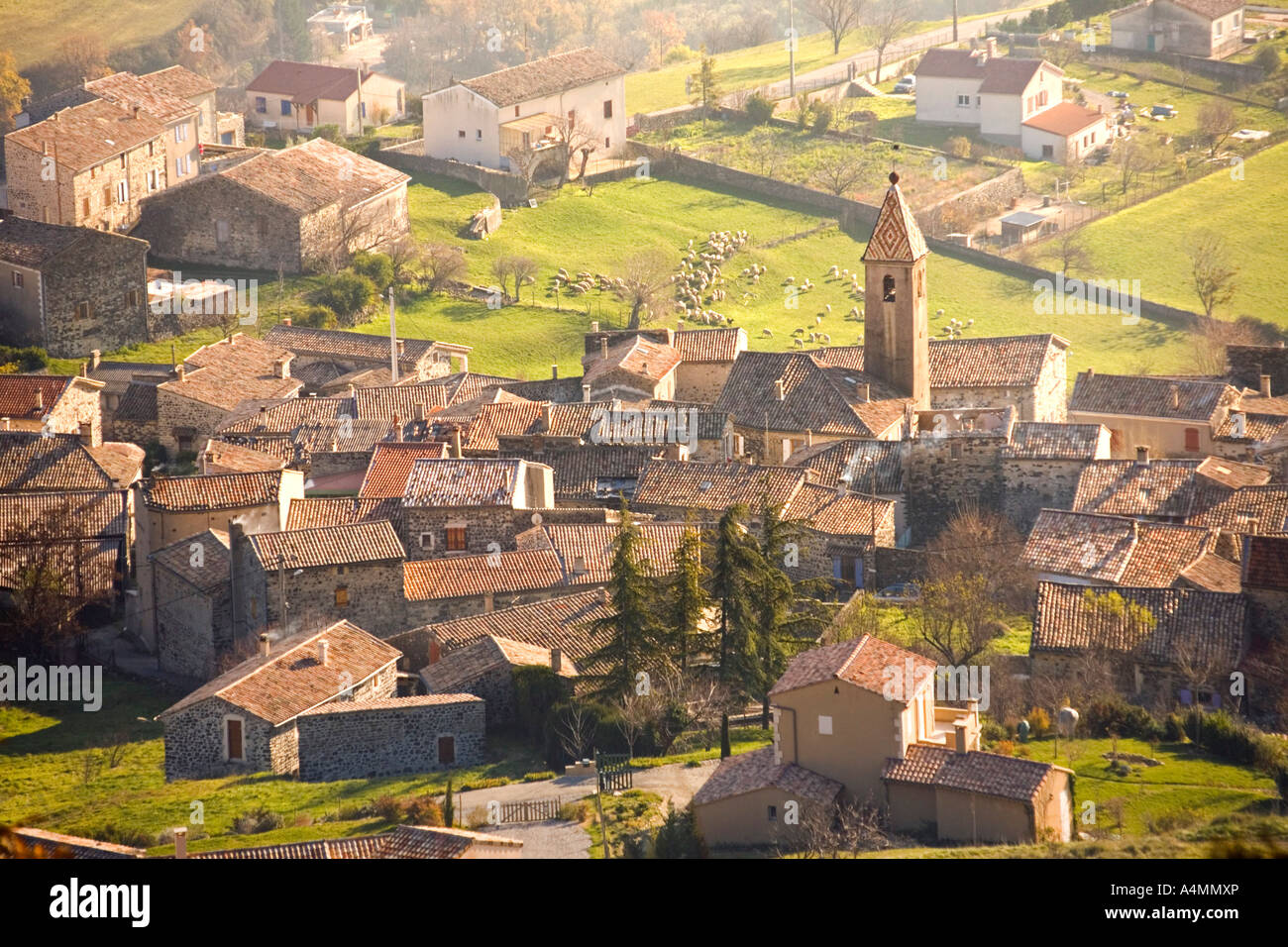 Une vue aérienne du village de Saint Pons, en Ardèche (France). Vue