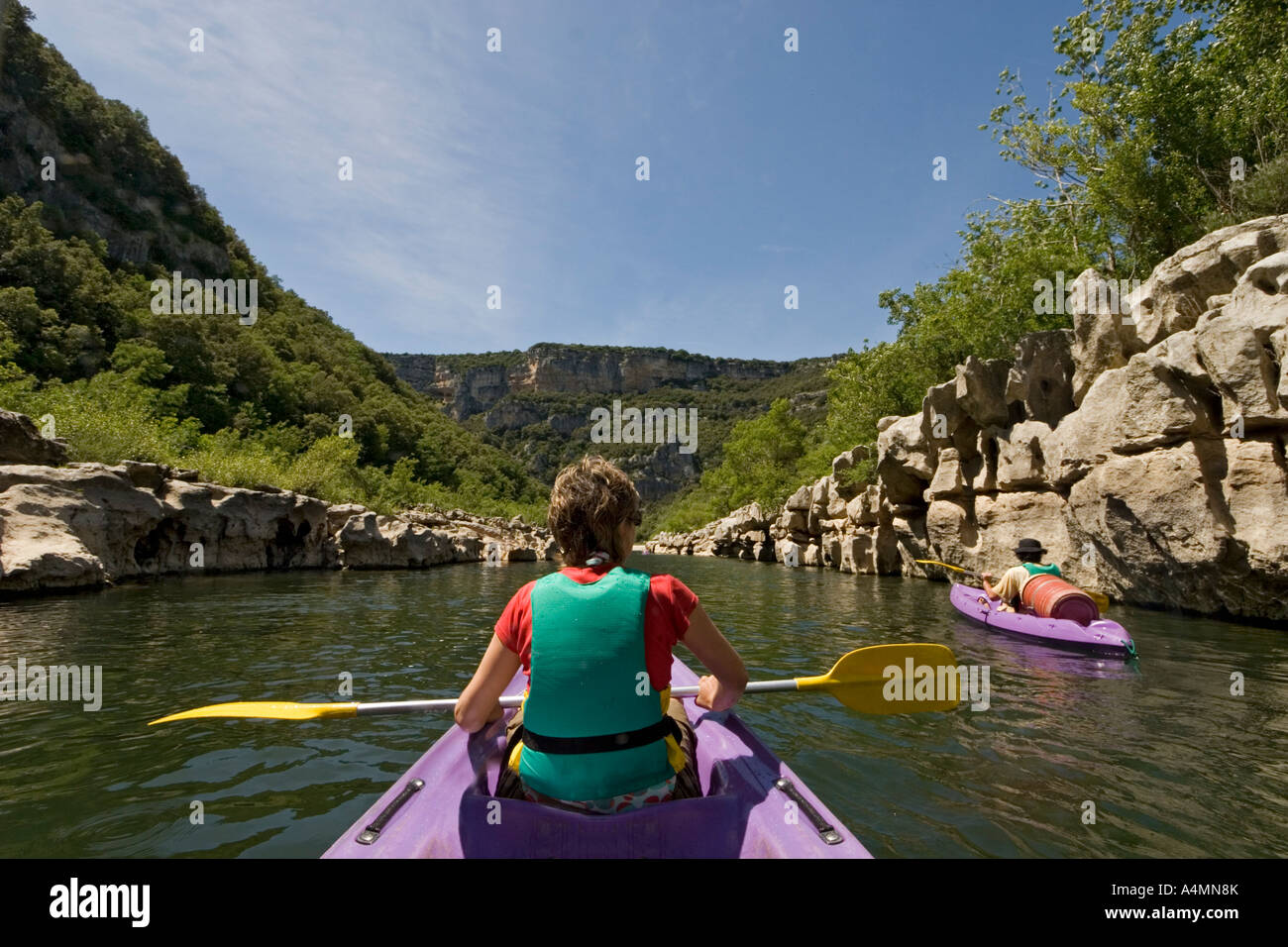 La descente des de l'Ardèche en canoë la rivière (France