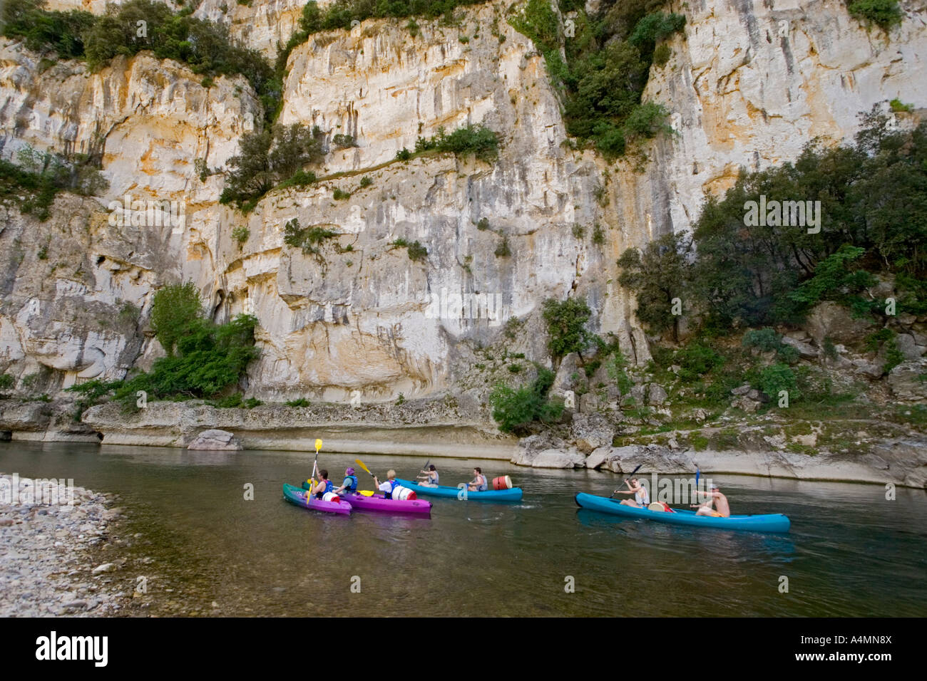La descente des de l'Ardèche en canoë la rivière (France