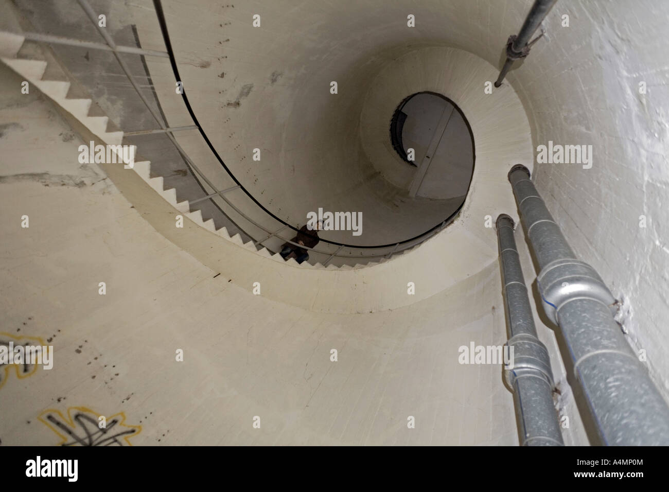 Château d'eau de l'intérieur montrant un escalier (France). Escalier en colimaçon à l' intérieur d' un château d' eau (France). Banque D'Images