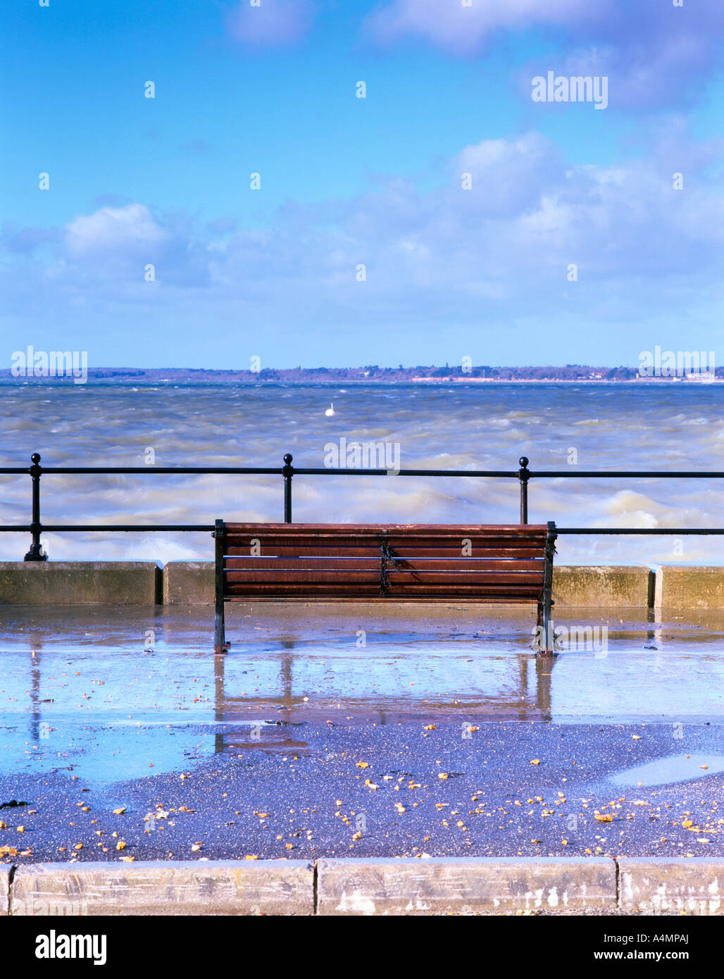 Jour de tempête sur le banc au front de mer avec une mer agitée et spray siège couvrant sur le front de mer de l'île de Wight cowes grondin Banque D'Images