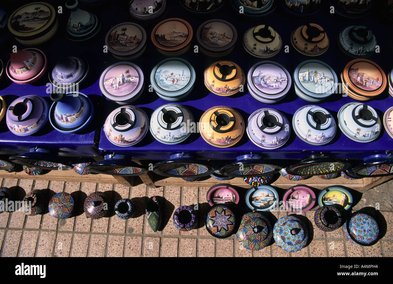 Maroc Essaouira en vente de poterie dans le souq Banque D'Images