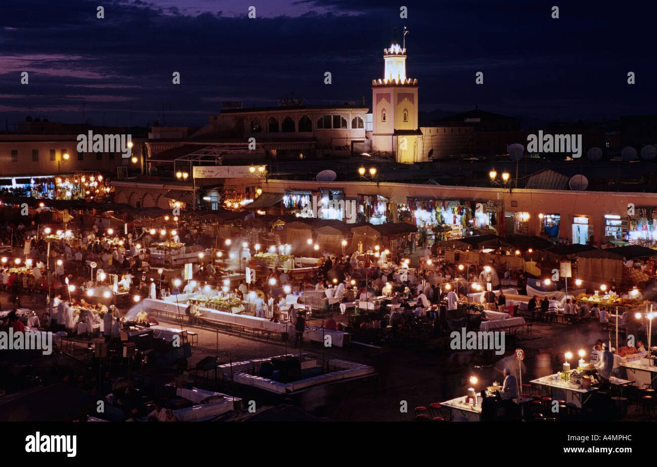 Marrakech, Maroc. Place Djemaa el Fna au coucher du soleil Banque D'Images