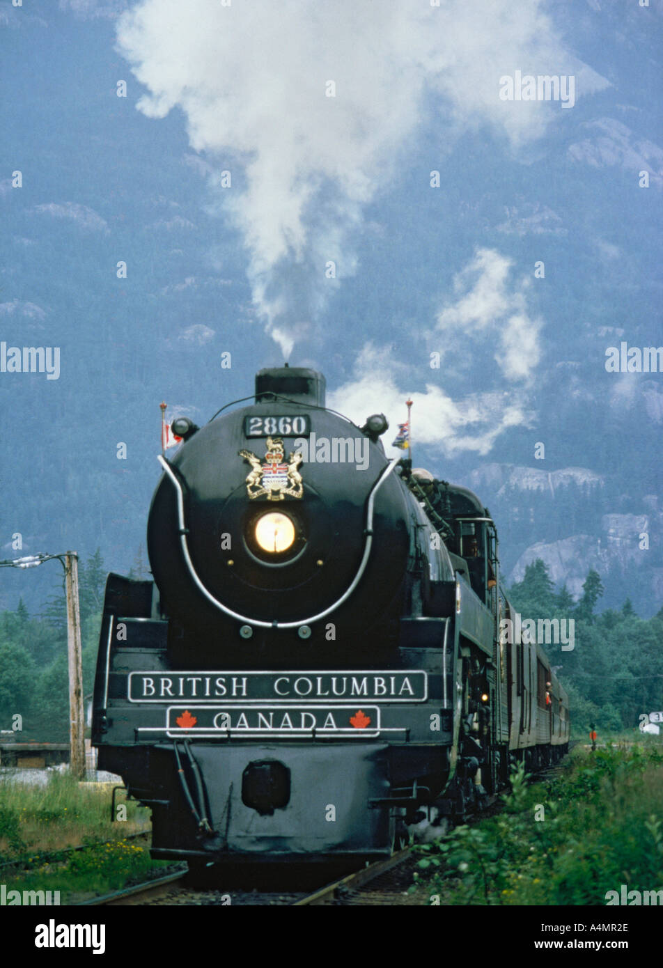 Face spectaculaire vue de l'angle faible noir restauré Train à vapeur Royal Hudson près de Vancouver Canada Banque D'Images