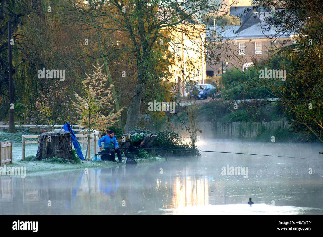 Une froide journée d'automne pour un pêcheur pour une partie de la rivière Cherwell à Oxford. Banque D'Images