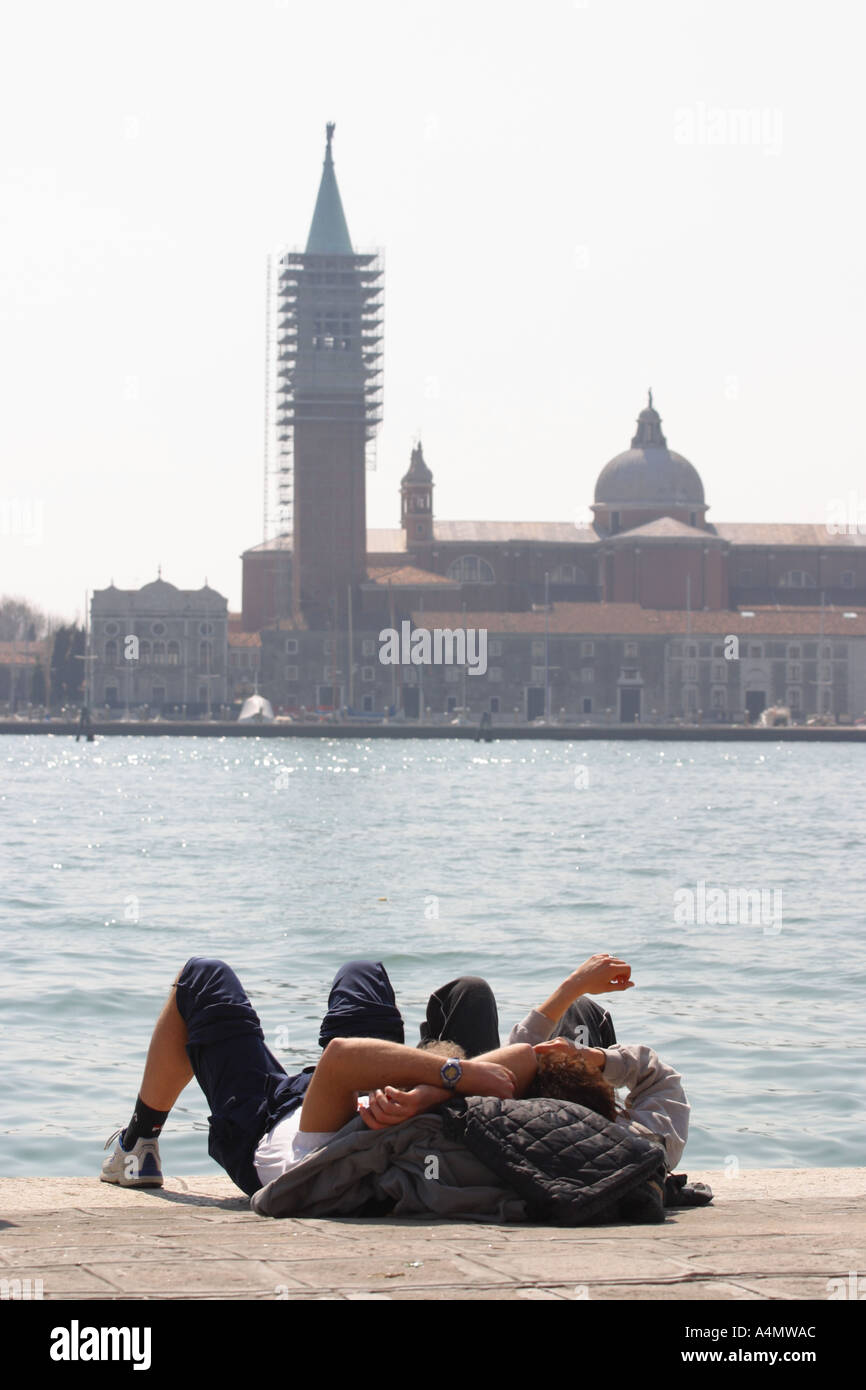 Tourist couple reste le long du front de mer à Venise Italie prises 2005 Banque D'Images