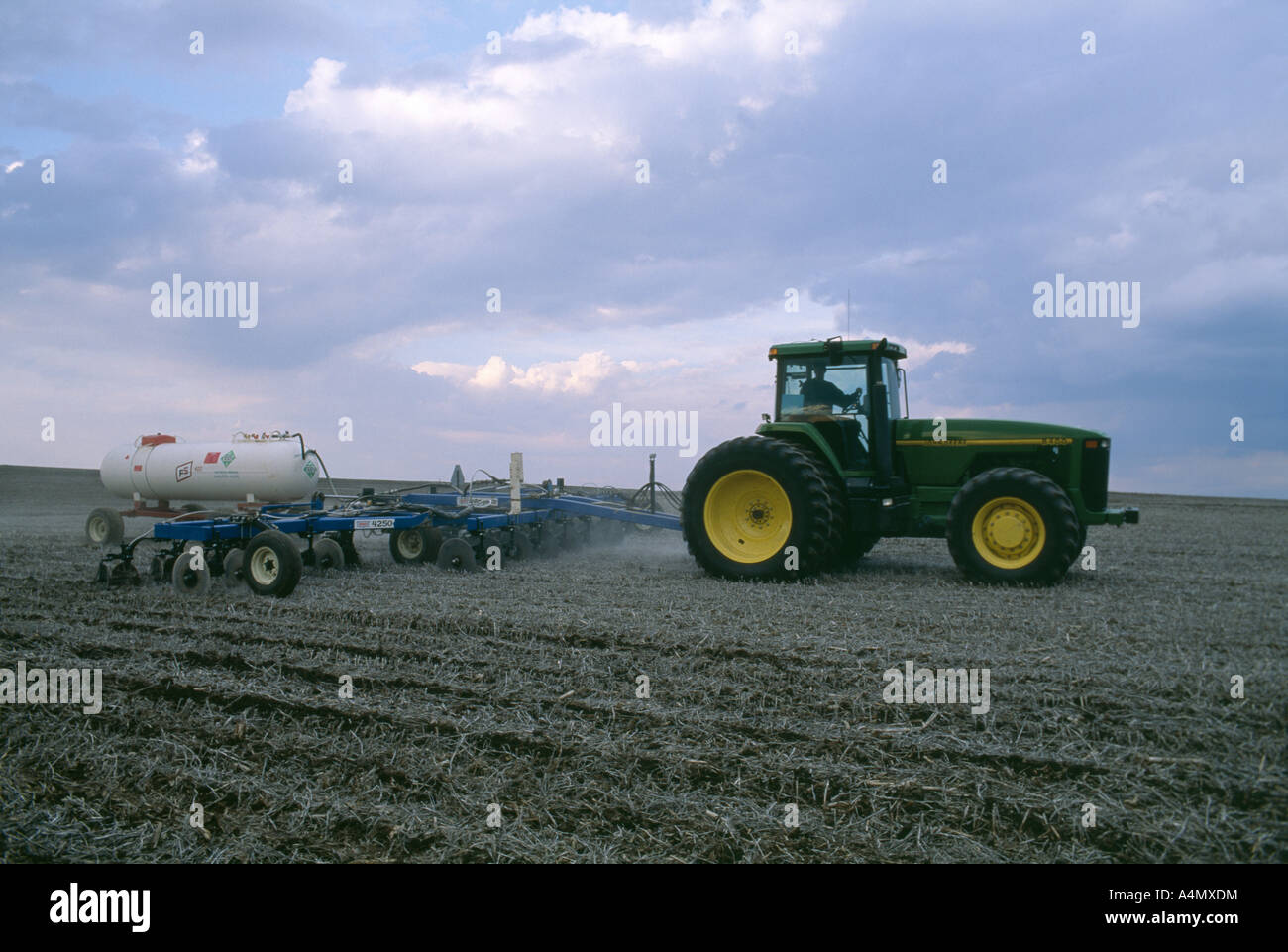 L'application de l'AMMONIAC ANHYDRE DE SOJA AVANT LA PLANTATION DE MAÏS / IOWA Banque D'Images