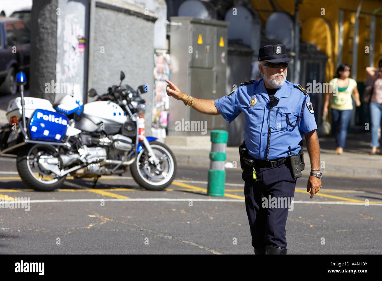 L'espagnol policia agent de la police locale sur les droits de trafic avec le vélo garé sur le côté de la route Banque D'Images