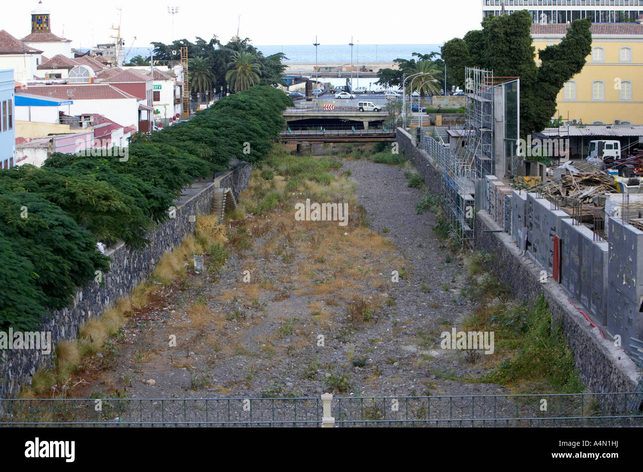 Lit d'une rivière asséchée de Barranco de Santos qui traversent le milieu de Santa Cruz de Tenerife dans la soirée Banque D'Images