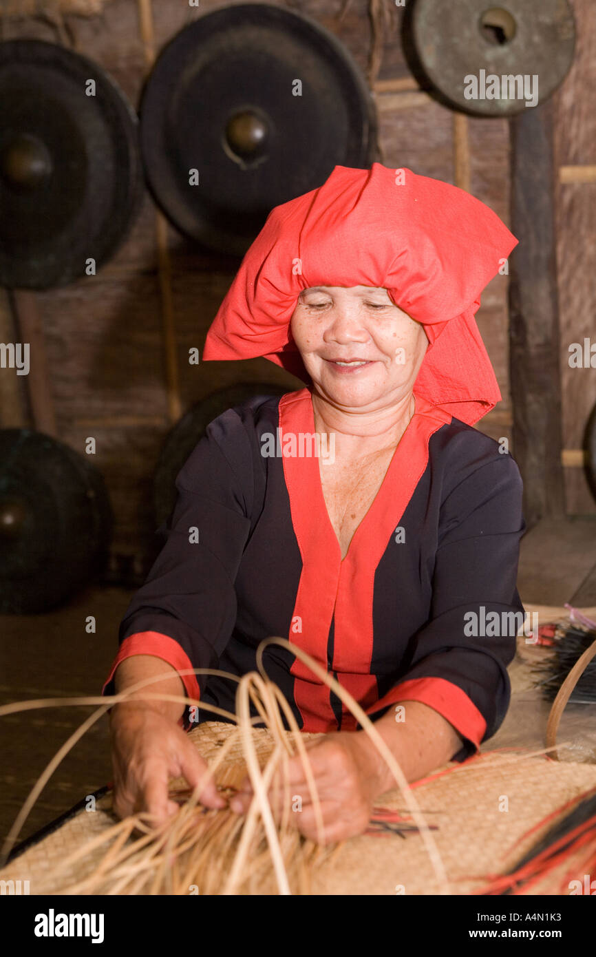 Malaisie Bornéo Sarawak Cultural Village Bidayuh femme basket making Banque D'Images