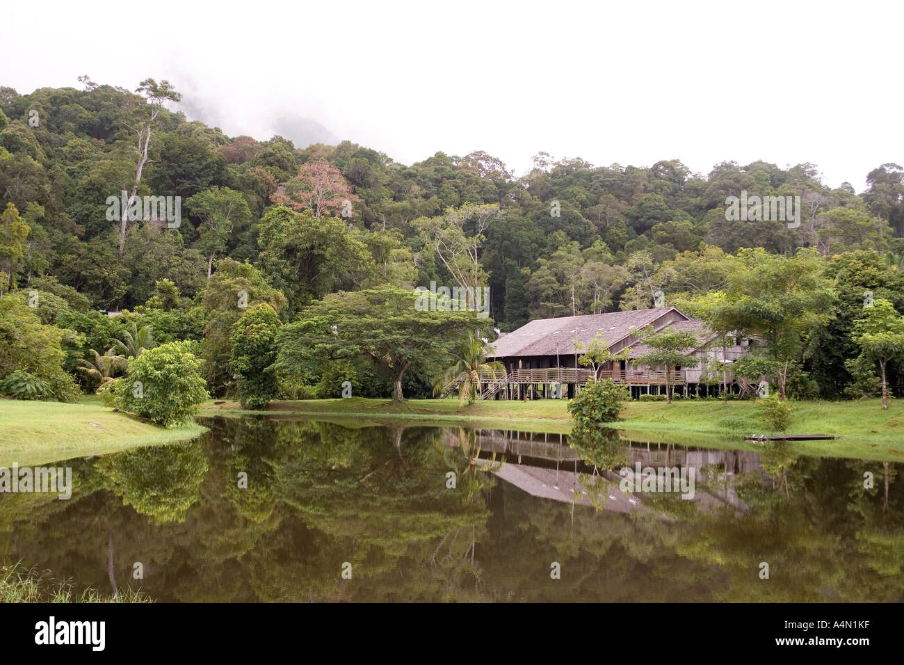 Malaisie Bornéo Sarawak Cultural Village Iban longhouse sur le lac Banque D'Images