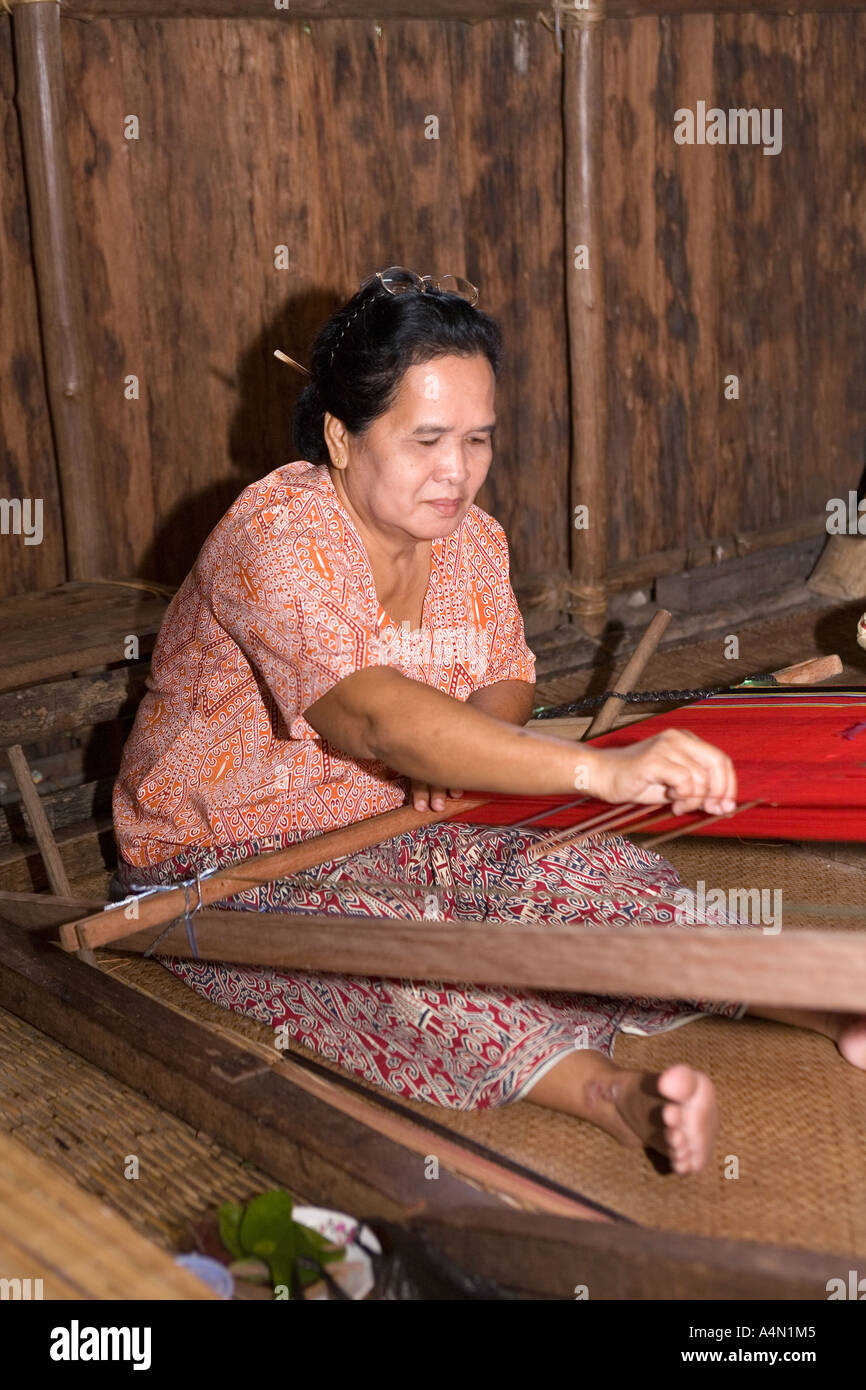 La Malaisie Borneo Kuching Sarawak Cultural Village Iban Femme tissant Banque D'Images