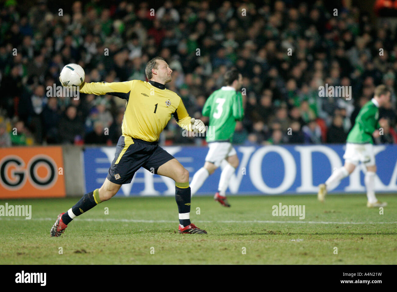 L'Irlande du Nord et la ville de Birmingham gardien Maik Taylor lance la balle en jeu en match amical international pendant Banque D'Images