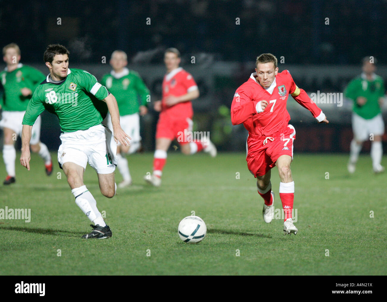 Craig Bellamy de Liverpool 7 le pays de Galles et poursuit la balle poursuivi par Aaron Hughes durant 18 match amical Banque D'Images