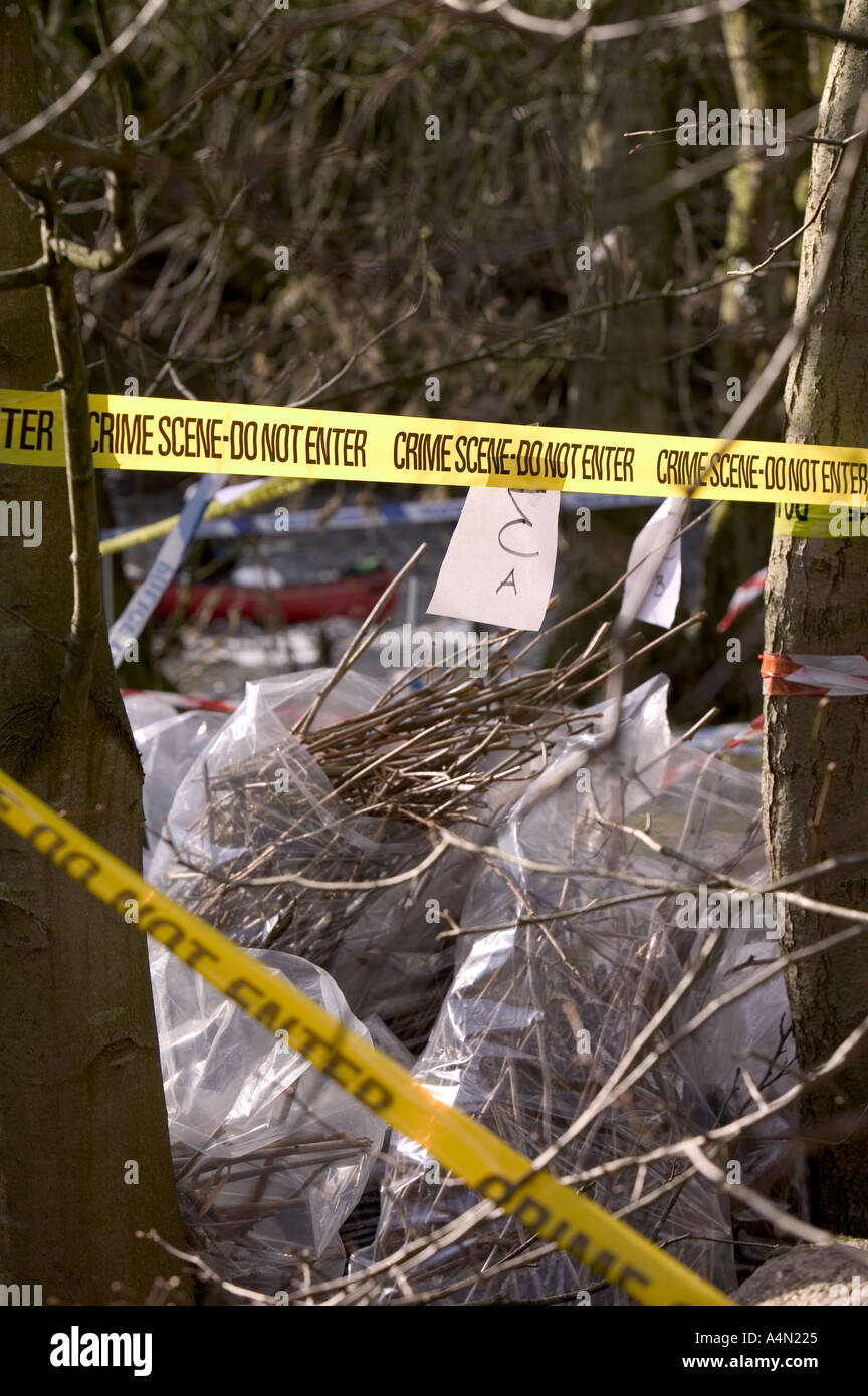 Sacs de preuve à la police enquête sur le meurtre du site Rivière Kent Windermere Cumbria Banque D'Images
