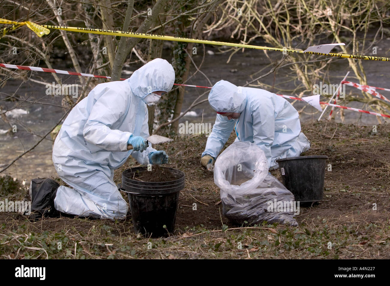Scènes de crimes policiers Police preuve eipd au site enquête meurtre sur la rivière Kent Kendal Banque D'Images