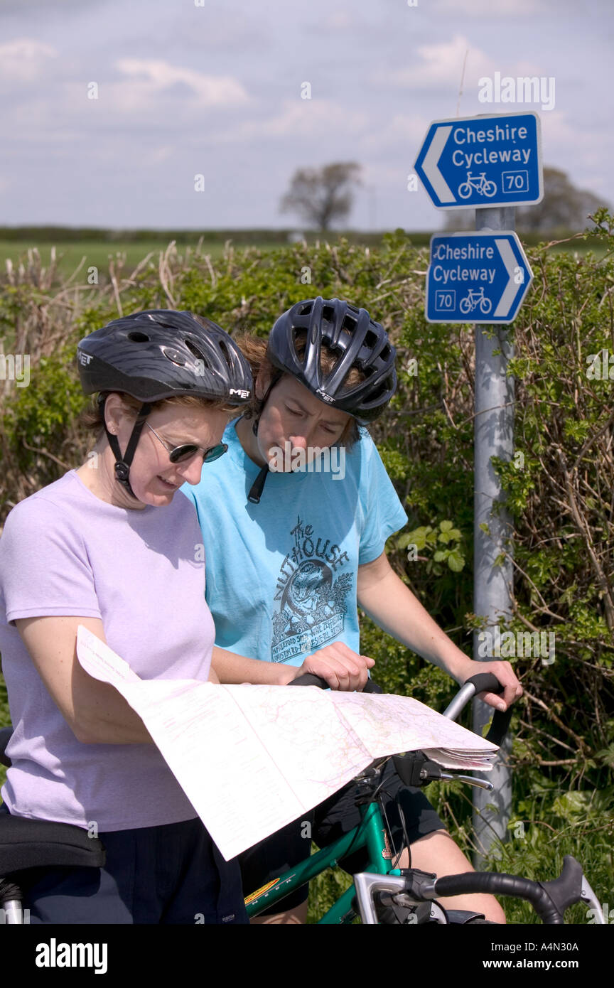 Deux femmes cyclistes stop pour vérifier itinéraire sur une carte façon cycle Cheshire Banque D'Images