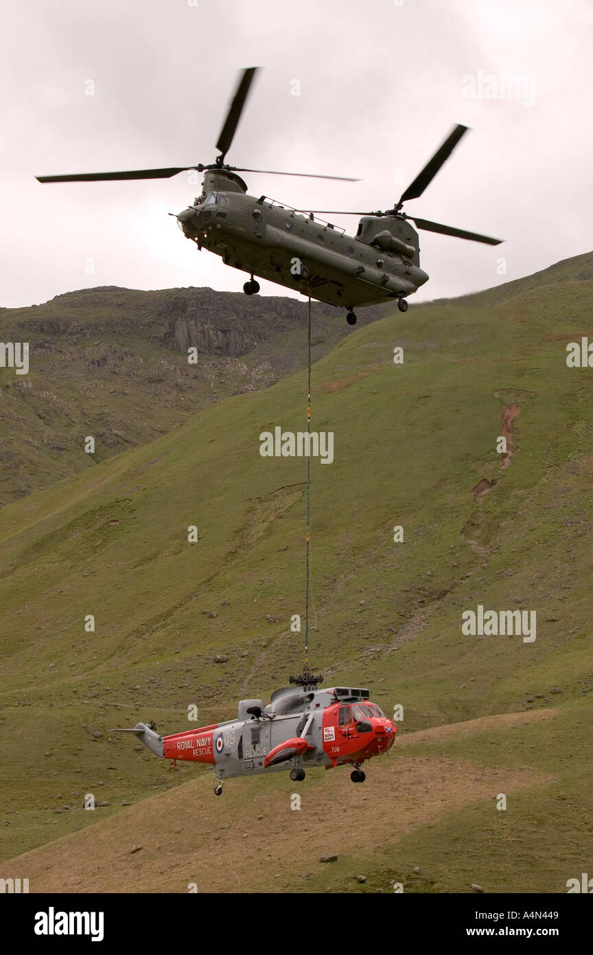 Transport par avion hélicoptère Chinook de l'hélicoptère Sea King à la suite d'un accident à Langdale Banque D'Images