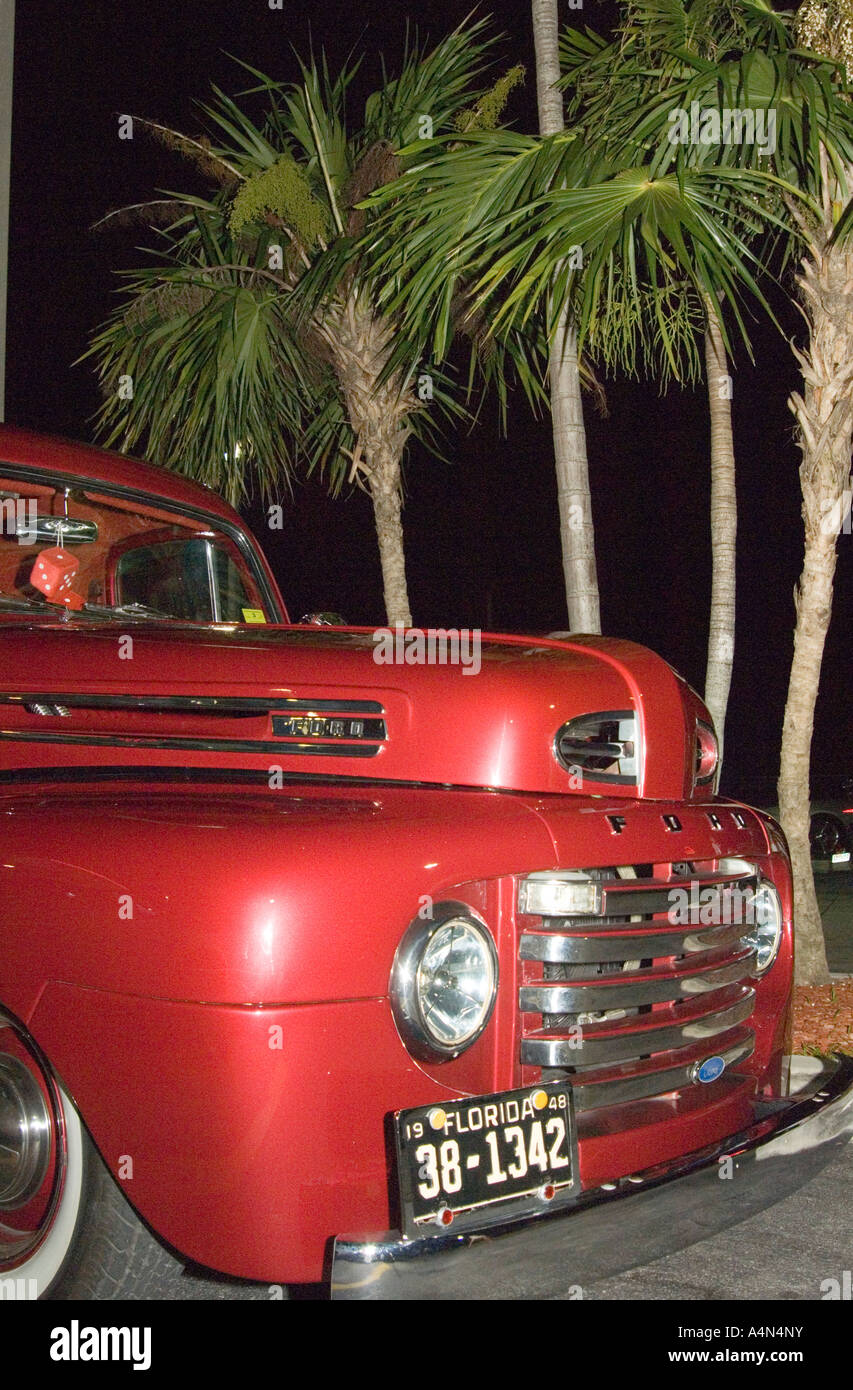 Un classique années 40 Ford camion pick-up sous les palmiers de nuit à bord d'un diner Banque D'Images