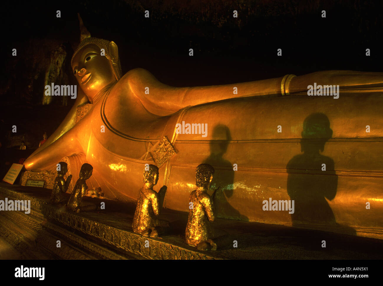 Thaïlande Phang Nga Reclining Buddha d'or Wat Tham Suwankhuha monkey cave Banque D'Images