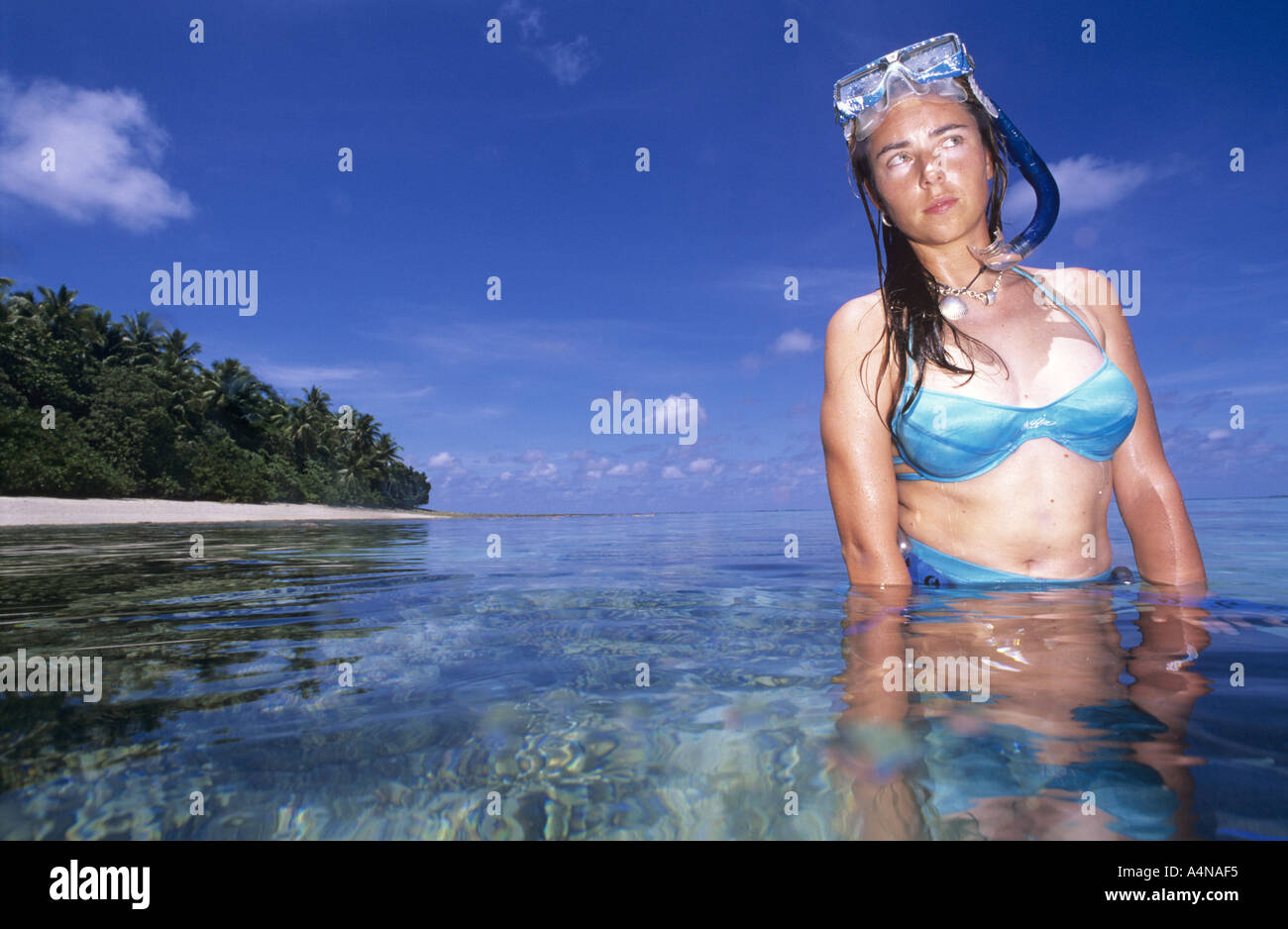Modèle en bikini d'explorer les récifs coralliens dans le Pacifique Îles  Marshall par Matt Harris Photo Stock - Alamy